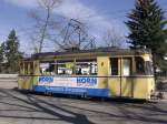 An der Haltestelle Woltersdorf-Thlmannplatz muss auf den Gegenzug gewartet werden, denn die gesamte Strecke ist eingleisig und es gibt nur zwei Ausweichstellen.