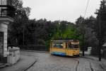 Hier sehen wir einen Zweiachser Triebwagen der Woltersdorfer Straenbahn wie er sich langsam der Haltestelle Blumenstrae nhrt.