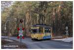 Gotha-Tw 32 der Woltersdorfer Straßenbahn am Bahnübergang vor Rahnsdorf.