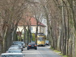 Linksverkehr in Deutschland? Die Straßenbahn in Woltersdorf verkehrt auf einem Gleis, das je nach Fahrtrichtung auf der linken oder rechten Seite liegt. Für andere Verkehrsteilnehmer kann das verwirrend sein und hier fuhren die zwei Pkw tatsächlich jeweils linksseitig. 3.4.2016, Woltersdorf in der Schleusenstraße