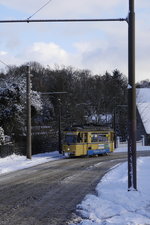 Wagen 27 der Woltersdorfer Starßenbahn in der Schleusenstraße unterhalb der Kirche (5.1.17).