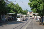 Zwei Straßenbahnen kreuzen sich auf der Juliuspromenade (Würzburg, Juni 2017)