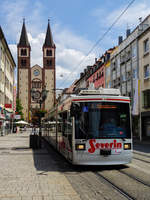 Zug 265 der Würzburger Straßenbahn als Linie 4 nach Sanderau in der Haltestelle Rathaus, 10.06.2018.