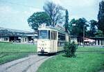 Straßenbahn Würzburg__In der Schleife vor dem Hbf. Linie 2 mit Tw 218 [2+2x GITwER; Bj. 1960; 4-achsige, 3-teilige Umbau-GTw mit schwebendem Mittelteil aus 2x 2-Achsern; Eigenumbau WSB, Mittelteil Credé; +1975]__05-1970 