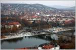 Blick von der Festung Marienberg (Wrzburg), wo unten eine Tram den Main berquert. 20.11.11
