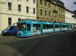 Die  Mannschaftsbahn  welche durch die Werbung eines franzischen Sportmarktkette geschmckt ist, war am 05.09.2012 in From von Tw 256 der Wrzbuger Straenbahn in der Stadt unterwegs.