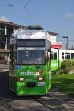 WÜRZBURG, 04.10.2014, Straßenbahnlinie 1 nach Sanderau bei der Einfahrt in die Ziel-Haltestelle Hauptbahnhof