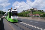 GT-E 212 der Würzburger Straßenbahn GmbH war am 09.07.2016 als Linie 5 auf dem Weg von Rottenbauer nach Grombühl. Dabei wurde die Löwenbrücke vor der Kulisse der Festung Marienberg überquert, während ein Junggeselle in ägyptischer Kostümierung seinen Abschied feierte.  .