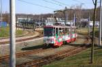 Zwickau - SVZ/Linie 3 - 938 bei Hst. Stadthalle am 02.04.2009; die Normalspurgleise neben der Straenbahntrasse fhren zum Hbf und hinter der Hst. Stadthalle werden sie in die Straenbahntrasse eingebunden, ab dort geht es als Dreischienengleis bis zur Hst. Zentrum. 