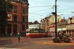 Tw 114 im August 1977 in der Zwickauer Innenstadt. Bemerkenswert, dass die Verkehrsregelung an dieser stark befahrenen innerstdtischen Kreuzung immer noch durch eine Polizistin erfolgte.