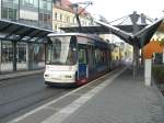 GTW6N (Wagen 910)der SVZ am 29.10.2006 im Einsatz auf der Linie 3 von Neuplanitz nach Eckersbach bei der Ausfahrt aus der Haltestelle Zwickau Zentrum in Richtung Eckersbach. Anmerkung: Hier endet das Dreischienengleis, welches Straenbahn und Vogtlandbahn verbindet.