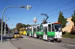 Straßenbahn Zwickau: Tatra KT4D der SVZ Zwickau - Wagen 944 sowie Tatra KT4D - Wagen 939, aufgenommen im Oktober 2015 an der Haltestelle  Steinkohlenwerk / Glück-Auf-Center  in Zwickau.