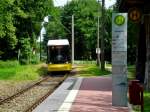 Strausberg: Straßenbahnlinie 89 nach S-Bahnhof Strausberg an der Haltestelle Strausberg Schlagmühle.(18.6.2013)