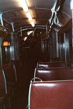 Stuttgarter Straßenbahnwagen des Typs DoT4 waren aus zwei TWs des Typs T2 zusammengebaut worden, daher waren sie sehr lang und auch leistungsfähig. Das zeigt dann auch der riesige Fahrgastraum des TW 914.
Datum: 16.10.1983
