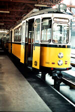 Aus dem DoT4 910 der Stuttgarter Straßenbahn wurde der  ATW 2040 der SSB.   Umgebaute DoT4 hätten noch sehr lange Zeit fahren können, und auch eine Weitergabe an Straßenbahnen im Ausland hätte stattfinden können.
Datum: 24.10.1983
