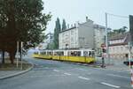 Stuttgarter Straßenbahnlinie 14 nach Vaihingen neben dem später erst errichteten Gebäude der Stuttgarter VHS (nur zur Orientierung!). Der Straßenbahnzug mit zwei GT4 bewegte sich zwischen der Station Hohe Straße und der Calwer Passage. Die Stadtbahnbaustelle befindet sich rechts neben dem Zug (1983).