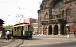 Straßenbahn Nürnberg__Historischer Tw 876 [MAN/SSW, 1935} vor dem Opernhaus, auf dem Richard-Wagner-Platz.
