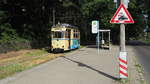 Wagen 30 der Woltersdorfer Straßenbahn GmbH (linie 87 im VBB) wartet auf Fahrgäste, um vom S-Bahnhof Rahnsdorf nach Woltersdorf zu fahren.