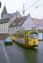 Mit einem zweiachsigen Beiwagen ist der Würzburger GTW-D6 231 im Frühjahr 1979 auf dem Weg zur Endhaltestelle in Grombühl unterwegs.