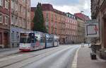 Der Triebwagen 910 durchquert die Werdauer Straße zwischen Kopernikusstraße und Brunnenstraße.
