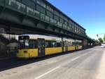 Eine Straßenbahn der Linie M1 steht am 27.