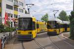 BERLIN, 14.05.2011, Straßenbahntyp GT6N sowohl in der Variante Ein-Richtungs-Fahrzeug (als Linie 27) als auch in der Variante Zwei-Richtungs-Fahrzeug (als Linie 12) in der Wendeschleife Pasedagplatz in Weißensee