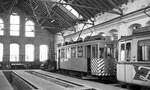 Straßenbahn Neunkirchen/Saar__Blick in die Wagenhalle : ATw 15, ursrüngl. Tw 15 [CEF (Constructions Électriques de France,Lyon)*/Alsthom 1927] und GT4 Nr.4 [ME 1961] der als  Denkmal  auf dem Betriebsgelände der Neunkircher Verkehrsbetriebe landete. GT4 Nr.2 ist im Hannoverschen Straßenbahn-Museum in Wehmingen noch fahrbereit vorhanden. *)Gemäß dem Versailler Vertrag stand das Saargebiet bis 1935 unter Völkerbund-Mandat mit Zugriff Frankreichs auf Kohle ud Stahl,ab 1923 diente der Franc als alleiniges Zahlungsmittel ab 1925 trennten französische Zollschranken das Saargebiet auch wirtschaftlich von Deutschland ab.__26-09-1977 