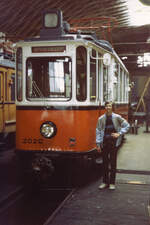 Überlandstraßenbahn Esslingen-Nellingen-Denkendorf (1983): Mit Stativ und Selbstauslöser zeigte ich mich im Wagenschuppen Nellingen mit dem frisch restaurierten ATW 2020 SMS (das war der frühere ATW 20 der Straßenbahn Esslingen-Nellingen-Denkendorf, 1950 von der MF Esslingen gebaut). Der Arbeitswagen sollte später am Bahnhof Schönau der eingestellten Steinachtalbahn (DB) stranden, wo ein Museumsbahnvorhaben der Straßenbahnfreunde Stuttgart tragisch scheiterte. 1983 befand sich der Wagen noch in Nellingen und im Herbst 1984 fand ich ihn in Schönau. Über das weitere Schicksal des Wagens ist wenig bzw. nichts bekannt.