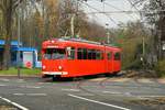 Der im Jahr 1999 aus den beiden A5-Wagen 3865 und 3869 gebaute Gleispflegewagen  Alte Lady  6405 bei seiner Arbeit im Norden Kölns an der Kreuzung Wilhelm-Sollmann-Straße/Neusser Straße