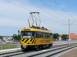 Tatra-Triebwagen 201 122 Fahrleitungs-Inspektion im Einsatz auf der neu angelegten Trasse fr die Verlngerung der Straenbahnlinie 10 zwischen Dresden-Friedrichstadt und Messe (vormals Schlachthof)