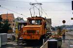 Bauzuglokomotive 2023 (MF Esslingen und BBC 1946) der Stuttgarter Straßenbahnen (SSB) fährt am 26.07.1984 am Bahnhof Möhringen vorbei und hält nicht, so dass ihre Fahrt sehr