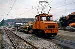 Stuttgarter Stra�enbahnen (SSB): Bauzuglokomotive 2023 (MF Esslingen und BBC 1946) mit Wagen 2161 und 2162 auf dem Areal des M�hringer Bahnhofs (fr�here Filderbahn).