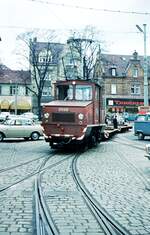 SSB Stuttgart_Straßenbahn-Betriebshöfe__Ostheim (Vh4)__Arbeitszug mit Lok 2025 und Schienenwagen fährt von der Ostendstraße ins Betriebshofgelände.__04-04-1972