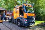 VGF Mercedes Benz Arocs Zweiwege Turmwagen am 02.09.23 beim Tag der Verkehrsgeschichte in Frankfurt am Main