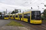 BERLIN, 23.06.2017, Straßenbahnzug 8029 als Linie M8 nach Hauptbahnhof bei der Einfahrt in die Start-Haltestelle Ahrensfelde Stadtgrenze