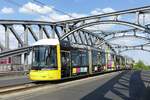 BVG Linie M13 mit dem Flexity (F8Z) Wagen '9025', hier auf der Bösebrücke./Bornholmer Str.