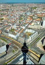 Der Berliner Fernsehturm als Sonnenuhr.