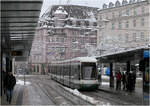 Die Augsburger Straßenbahn im Winter - 

Nachschuss auf Flexity Cityflex 892 der Linie 4 beim Verlassen des Königsplatze vom zweigleisigen Haltestellenteil. 

20.02.2026 (M)