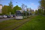 VGF Straßenbahn Frankfurt am Main Bombardier Flexity Classic S-Wagen 257 am 19.04.25 in der nähe der Uniklinik