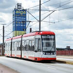 Im Bild ein Wagen der Duisburger Straßenbahn, welcher Ende Mai 2025 eine Brücke in Duisburg-Hochfeld befuhr.