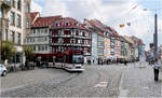 Am Erfurter Domplatz - 

... erreicht Düewag Siemens MGT6D 608 der Linie 6 Rieth aus der Marktstraße kommend die Haltestelle Domplatz Nord.

21.04.2026 (M)