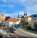 Vom Balkon eines Wohnhauses im Robert-Franz-Ring hat man die fünf Türme von Halle (Saale) sowie die Klausbrücke im Blick.