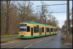 Schöneicher-Rüdersdorfer Straßenbahn GmbH: Der Triebwagen 69 (Typ: MGT6D DUEWAG, 1995) der Straßenbahnlinie 88 Berlin-Friedrichshagen - Alt-Rüdersdorf biegt am 06.12.2025 in