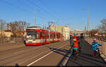 Bahn und Fahrrad vereint: Duewag/Siemens MGT6D, Wagen 635, mit Werbung für die Gesellschaft für Wohn- und Gewerbeimmobilien Halle-Neustadt mbH (GWG), unterwegs auf der Elisabethbrücke in Halle (Saale).

🧰 Hallesche Verkehrs-AG (HAVAG)
🚋 Linie 4 Hauptbahnhof–Kröllwitz
🕓 18.3.2025 | 17:18 Uhr
