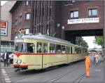 Whrend der Tage der offenen Tr im Betriebshof Heerdt der Dsseldorfer Rheinbahn am 12. und 13.05.2007 bernahn der historische Triebwagen 1269 (Baujahr 1966) Pedelfahrten zwischen dem Betriebshof und dem Bahnhof in Neuss. (13.05.2007)