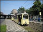 Unterwegs auf einer historischen Stadtrundfahrt - eine historische Tram der Rheinbahn mit dem Tw 379 (Baujahr 1950) an der Spitze hält am 08.06.2008 an der Haltestelle Düsseldorf-Volksgarten.
