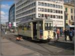 Vorsichtig wird die alte Tram wieder eingegleist. Natrlich sorgte dieser kleine Unfall fr einige Verzgerungen und Umleitungen im Dsseldorfer Straenbahnverkehr, und das mitten im Feierabendverkehr. Die Rheinbahn-Mitarbeiter bekamen das Problem aber schnell in Griff. (27.06.2008)