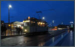 Anlässlich der Eröffnung der neuen Elbbrücke in Magdeburg pendeln am 22.12.2023 historische Straßenbahnen zwischen den Haltestellen Allee-Center und Heumarkt. Tw 23 steht hier zur blauen Stunde an der Haltestelle Heumarkt.