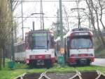 Eine Linie zwei Fahrzeuge. GT8SU Traktion und B-Wagen Traktion begegnen sich im Kehrgleis an der Endhaltestelle Neuss HBF.