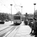 SSB Stuttgart__Der Jubiläumswagen 222 durchfährt die Haltestelle Hbf.__07-1968